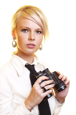 带双筒望远镜的金发女商人图片下载