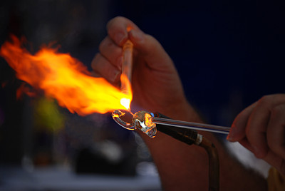 吹玻璃的人创造了一只天鹅图片下载