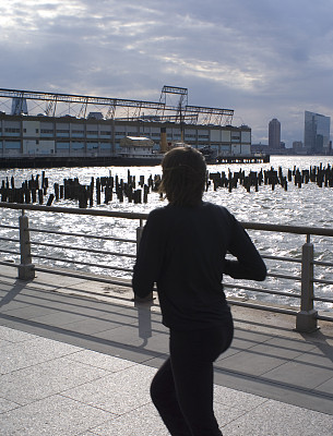 在曼哈顿海边散步的女人图片下载