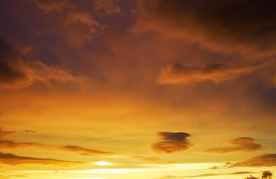 美丽的暴风雨日落天空。多云的抽象背景。夕阳的颜色。图片下载