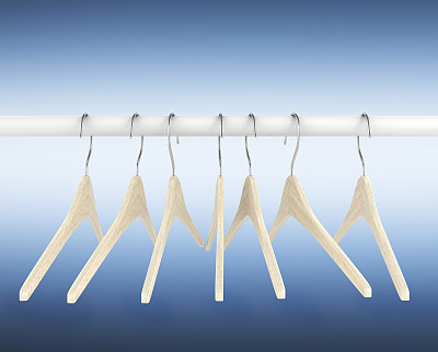 木制衣架插图的经典衣架隔离在蓝色梯度背景3d图片下载