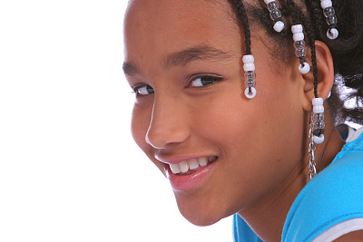 一个年轻女孩的四分之三头像图片下载