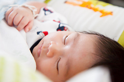 宝宝睡觉图片下载