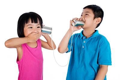 亚洲华人小孩玩锡罐电话图片下载