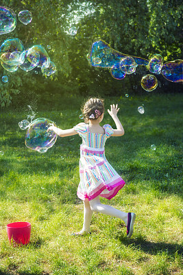 梦幻女郎肥皂泡图片下载