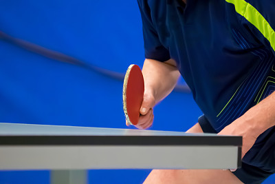 乒乓球运动员在等球图片下载