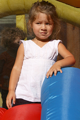 在弹跳屋玩得很开心图片下载