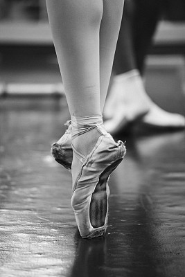 穿芭蕾舞鞋图片下载