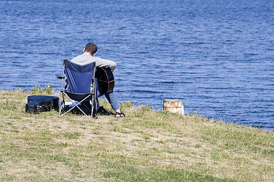 吉他手在宁静的户外演奏图片下载