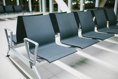 机场候机区空无一人，晚上的座位排成一排。夜航，转机，在机场等候。概念上的照片。图片下载