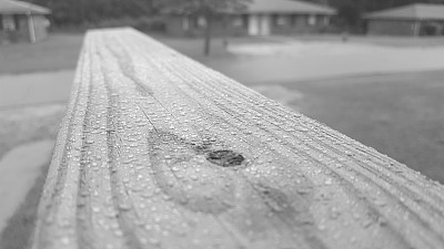 雨后门廊栏杆图片下载