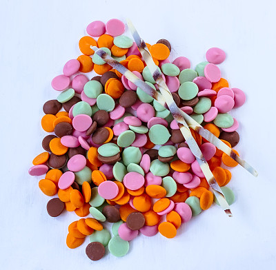 多色巧克力制成的糖衣图片下载