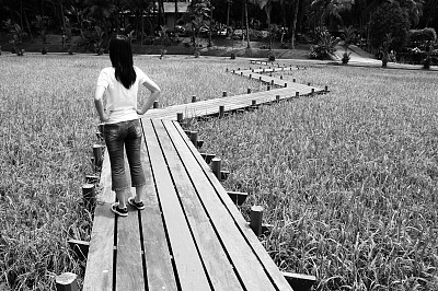 黑色和白色的木栈道上的女性图片下载