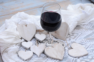 红酒配心形和玫瑰装饰的雪纺图片下载
