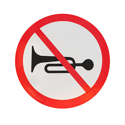 禁鸣喇叭。四周交通标志孤立在白色图片下载