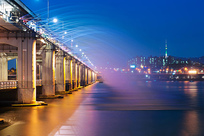 韩国首尔半坡桥夜景彩虹喷泉秀。图片下载