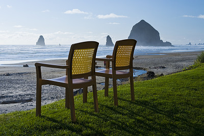 Cannon海滩的两把椅子图片下载