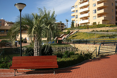 坐在公园里图片下载