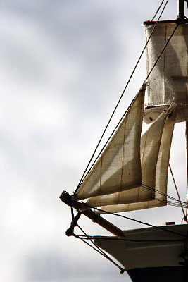 乘小帆船航行图片下载