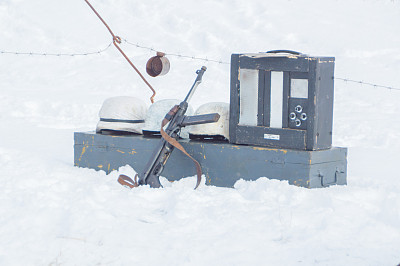 盒子上的冬天是德国头盔和二战期间的机器图片下载