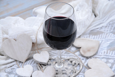 红酒与心的装饰图片下载