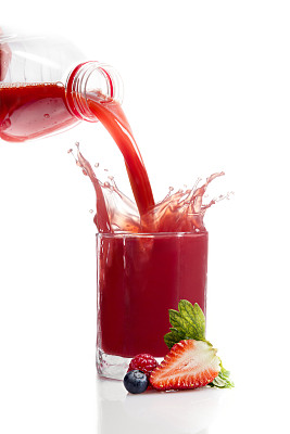 红莓果汁从瓶子里倒出来图片下载