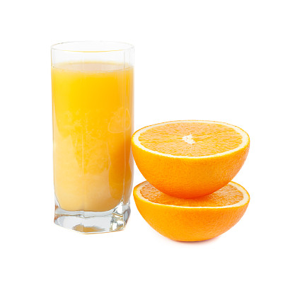 旁边有一杯橙汁和水果图片下载