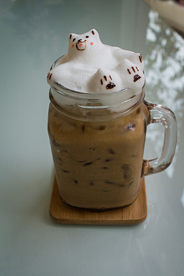 熊在咖啡杯3d在木板上图片下载