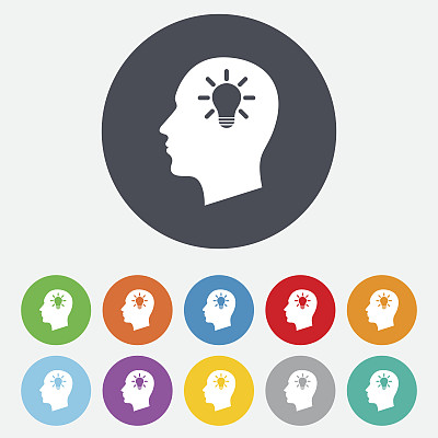 头部有灯泡标志图标。男性人类头上。图片下载