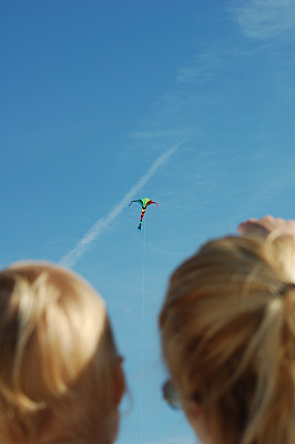 母亲和孩子在放风筝图片下载