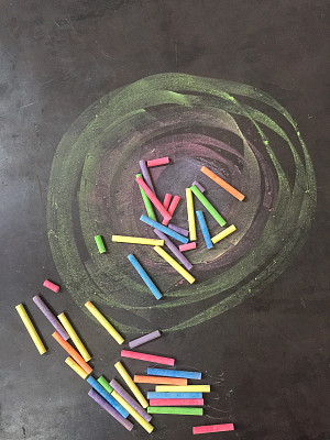 彩色粉笔在黑板上图片下载