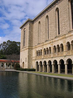 大学大楼旁边有一个人造游泳池图片下载