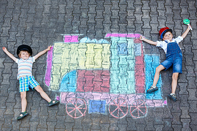 两个小男孩玩火车粉笔画素材图片