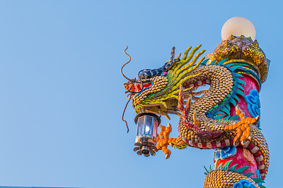 中国龙雕像与柱上的羊素材图片
