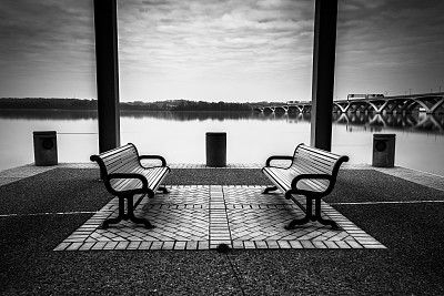 弗吉尼亚州亚历山德里亚海滨的长椅。图片下载