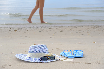 放在沙滩上图片下载