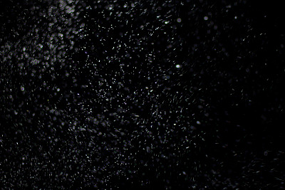 暴风雪纹理。散景灯和落雪在黑色的背景上图片下载