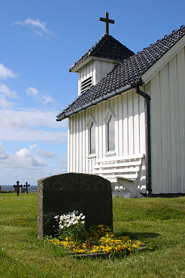 带有墓碑的挪威历史教堂图片下载