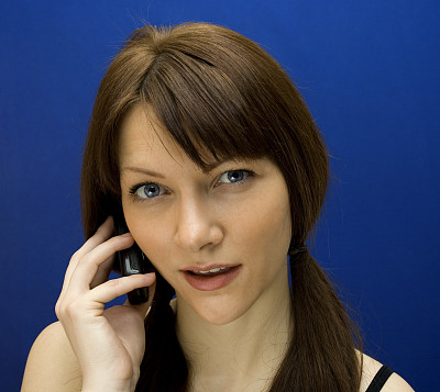 美丽的女孩拿着手机徘徊图片下载