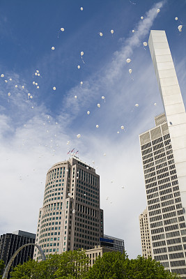 城市中的气球3图片下载