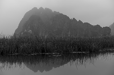 山在阴霾图片下载