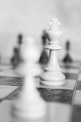 棋盘上的象棋图片下载