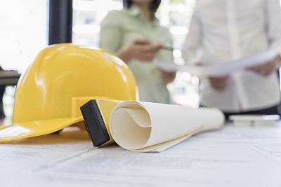 工程师们在办公室开会讨论，工程概念，建筑概念图片下载