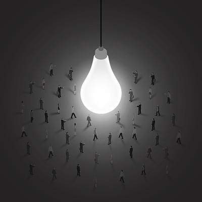 一群人走到一个灯泡前。图片下载