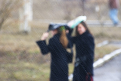 冬天后的第一场雨。图片下载