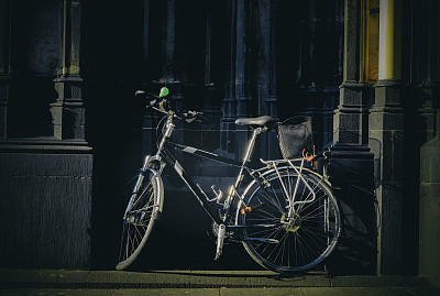 背景是一辆古老的自行车图片下载