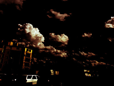 城市上空的黑色天空图片下载