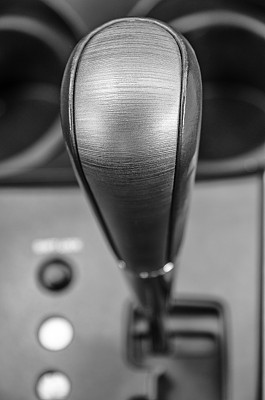 在明亮的灯光下汽车内部的特写照片图片下载