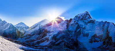 珠穆朗玛峰日出从卡拉帕特尔，尼泊尔图片下载