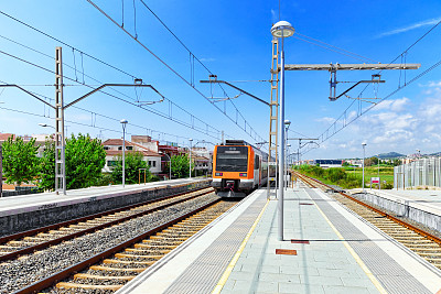 市郊铁路列车停靠在火车站。图片下载